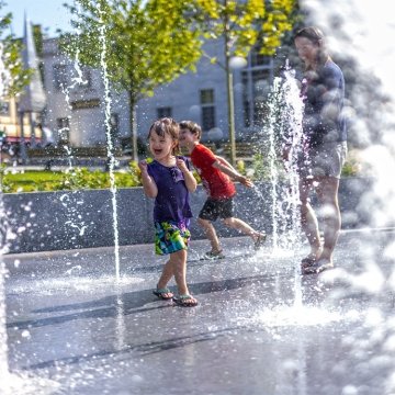 kids playing in water fountains in Vermont